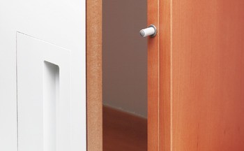 Mechanismus tlumeného zavírání pro dveře, Blumotion, montáž na straně úchytky