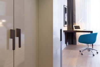 Nábytková úchytka, prstová úchytka, zinková slitina, tvar L, s vložkou z koženky, Häfele Déco H1575