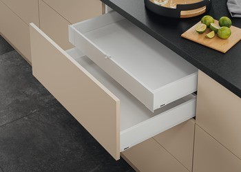 Panel pro vnitřní zásuvku a vnitřní výsuv, Blum Merivobox, systémové výšky M, K a E s příčným relingem vpředu