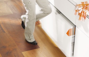Pohon, Blum Servo-Drive uno výsuv třídiče odpadu, pro odpadkové koše k zavěšení na zásuvkové výsuvy s bočnicí