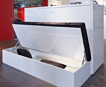 Pružinové kování, pro příčně nebo podélně otevíratelná lůžka a postele s korpusem postele