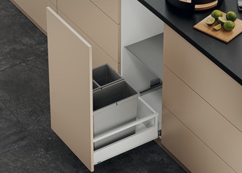 Více než plnovýsuv pro odpadkové koše, Blum Merivobox, systémová výška E s relingem, nosnost 70 kg
