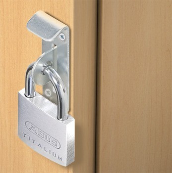 Zámek pro uzamykací skříňky, uzamykatelný visacím zámkem