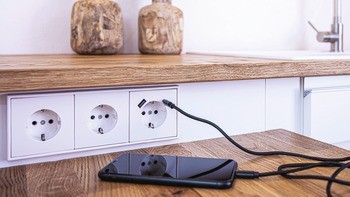 Zásuvka, Jung, s USB-A/USB-C dobíjecí jednotkou