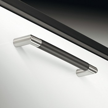 Zkosená úchytka, kulatá, dřevo a zinková slitina